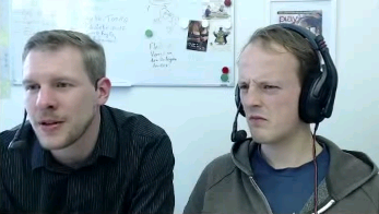 Einem der Redakteure fällt es sichtlich schwer sein Mittagessen bei sich zu behalten.